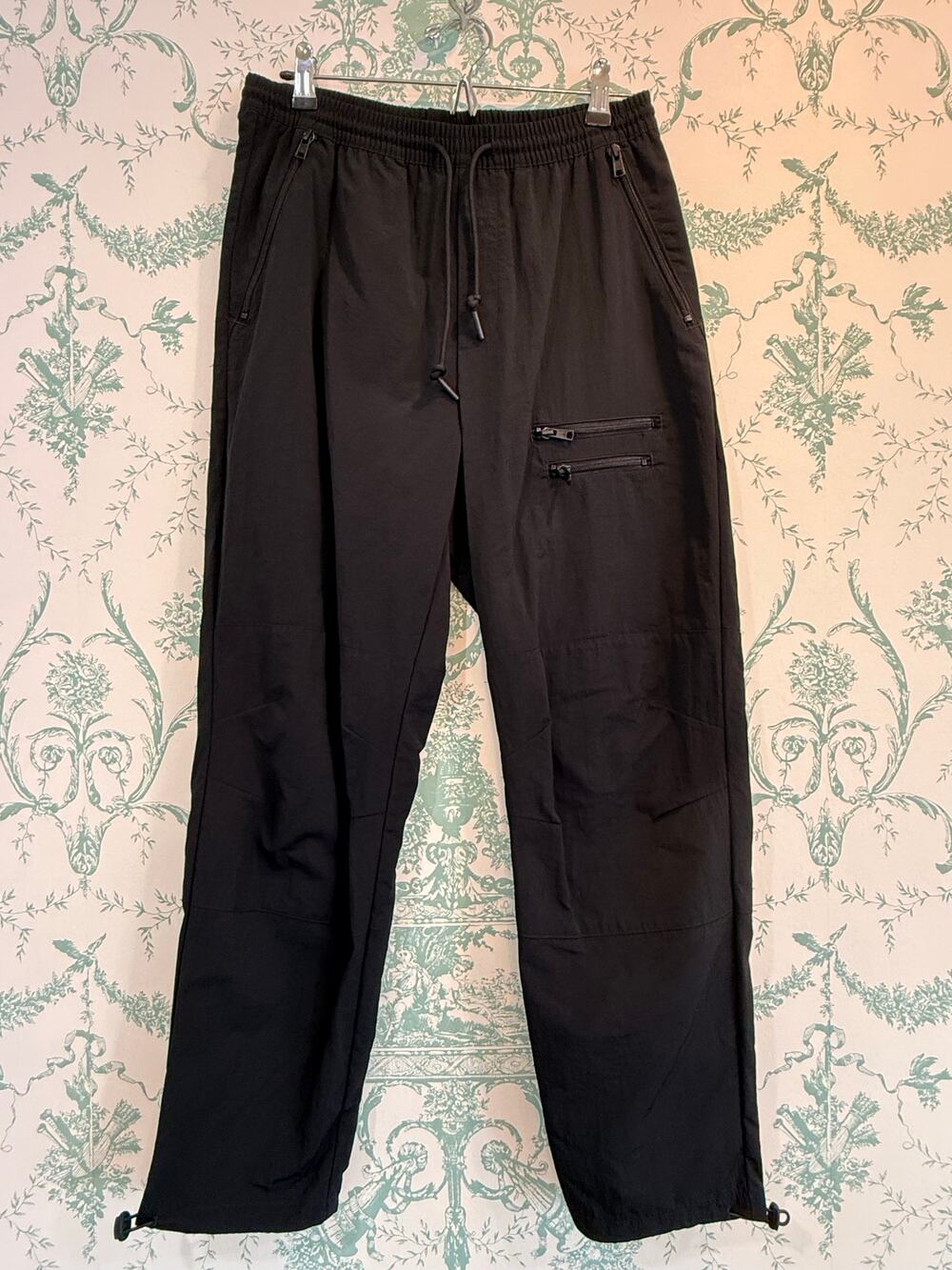 Alo Yoga Mens Lightweight Woven Nylon Track Pants Charcoal Grey⁠ - Size S